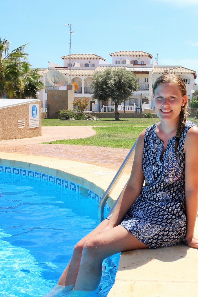 Emelie vid pool Spanien 2015-05-02